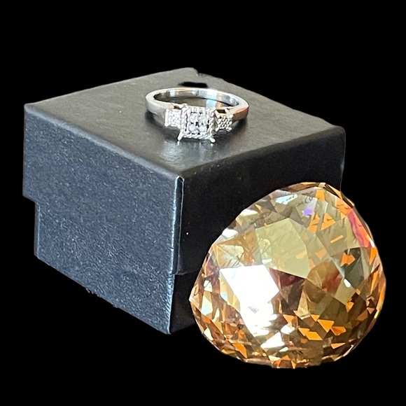 Woman’s Sterling Silver 0.03ctw Diamond Ring - Picture 5 of 9